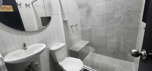 Habitación básica con 2 camas individuales, vistas al patio | Baño | Ducha, toallas, jabón y champú