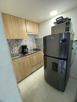 Refrigerador, microondas, placa de cocina, utensilios de cocina