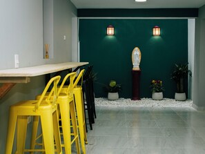 Chambre quadruple de base, vue sur la cour intérieure | Aire de séjour