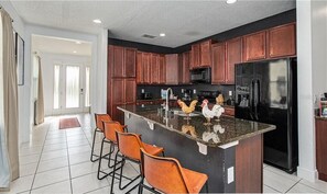 ثلاجة، ميكروويف، فرن، موقد طهي مسطح