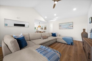 Smart TV, books - NEW! Coastal Retreat - Near Beach & Mercato Naples (Naples)