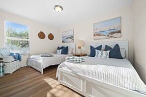 3 bedrooms, iron/ironing board, free WiFi, bed sheets - NEW! Coastal Retreat - Near Beach & Mercato Naples (Naples)