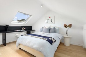 Desk, iron/ironing board, WiFi, bed sheets