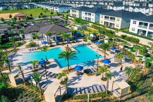 حمّام سباحة مُدفَّأ