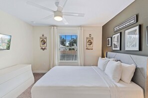 4 عدّة غرف نوم ومكواة/لوح كي وواي فاي وملاءات أسرّة