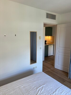1 室のベッドルーム、アイロン / アイロン台、ベッドシーツ