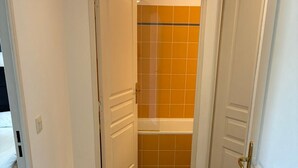 A narrow hallway leading to a bathroom with orange tiles and a wooden floor. - 302, LE VIRGINIA, near the center of Grasse (Grasse)