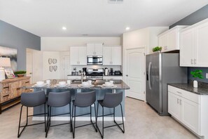 ثلاجة، ميكروويف، فرن، موقد طهي مسطح