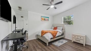 3 Schlafzimmer, Schreibtisch, Bügeleisen/Bügelbrett, WLAN