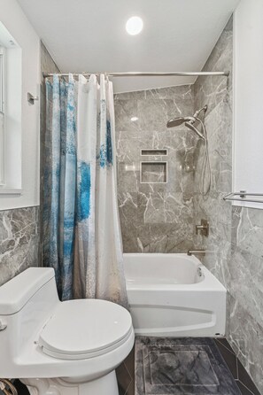 Secadora de cabello, toallas, jabón, papel de baño 