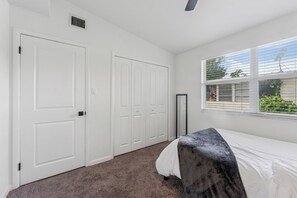 3 habitaciones, tabla de planchar con plancha, wifi y ropa de cama