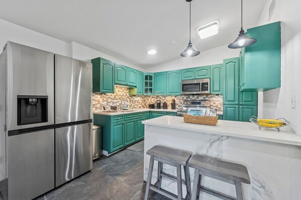 Micro-ondes, four, plaque de cuisson