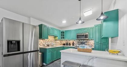 Modern Tampa Getaway - 1 mile from Bucs Stadium