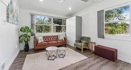 Modern Tampa Getaway - 1 mile from Bucs Stadium