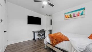 3 makuuhuonetta, työpöytä, silitysrauta/-lauta, Wi-Fi