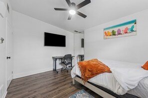 3 bedrooms, desk, iron/ironing board, WiFi