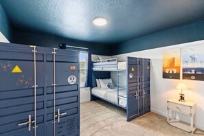 4 bedrooms, iron/ironing board, WiFi, bed sheets