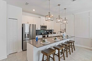 Fridge, microwave, oven, stovetop - Last Minute Disney Getaway! Townhouse with Private Pool. Book Now! #97457 (Orlando)