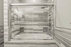 Towels - Deluxe Studio Retreat: Rooftop Pool & Concierge (Philadelphia)