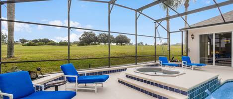 Een verwarmd zwembad