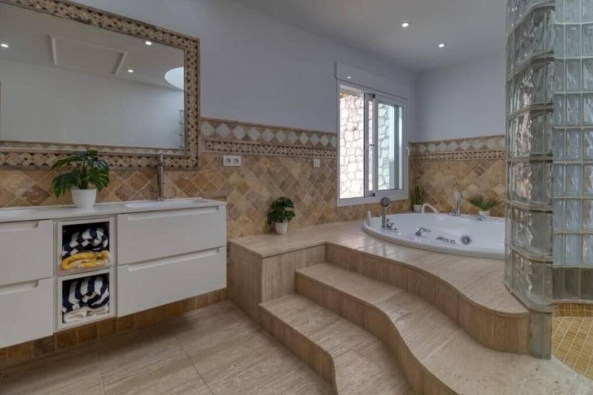 Jetted tub