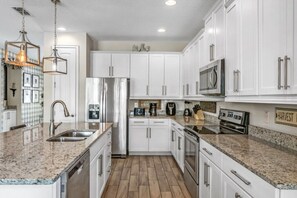 ثلاجة، ميكروويف، فرن، موقد طهي مسطح