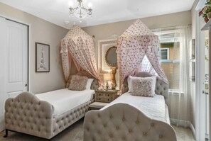 8 عدّة غرف نوم ومكواة/لوح كي وواي فاي وملاءات أسرّة