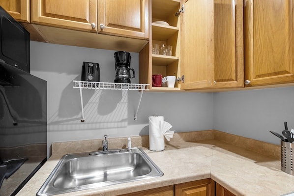 Oven, toaster, cookware/dishes/utensils, dining tables