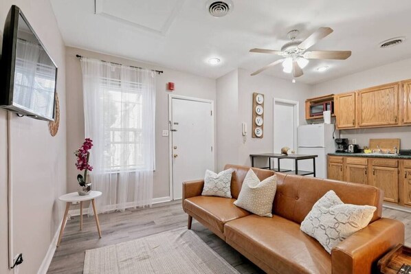 Smart TV, offices - Stunning 2BR in City Center (Philadelphia)