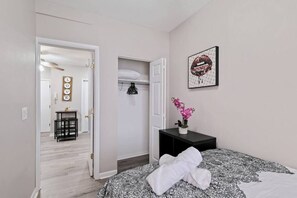 Iron/ironing board, free WiFi, bed sheets - Stunning 2BR in City Center (Philadelphia)