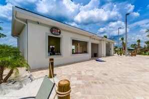 Tina de hidromasaje al aire libre