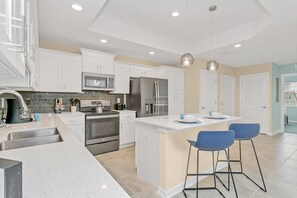 ثلاجة، ميكروويف، فرن، موقد طهي مسطح