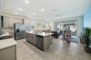 ثلاجة، ميكروويف، فرن، موقد طهي مسطح