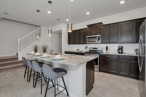 ثلاجة، ميكروويف، فرن، موقد طهي مسطح