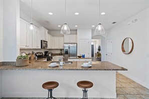 ثلاجة، ميكروويف، فرن، موقد طهي مسطح