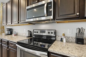 ثلاجة، ميكروويف، فرن، موقد طهي مسطح