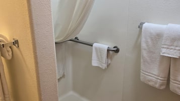 Tina con regadera, amenidades de baño gratuitas, secadora de cabello