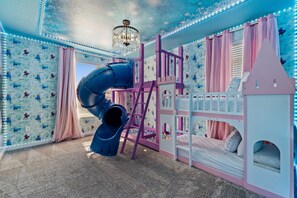 5 bedrooms, iron/ironing board, WiFi, bed sheets