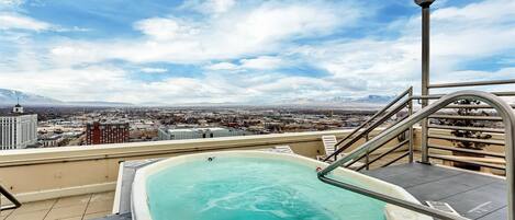 Bañera de hidromasaje al aire libre