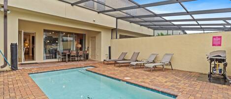 حمّام سباحة مُدفَّأ