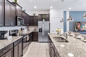 ثلاجة، ميكروويف، فرن، موقد طهي مسطح