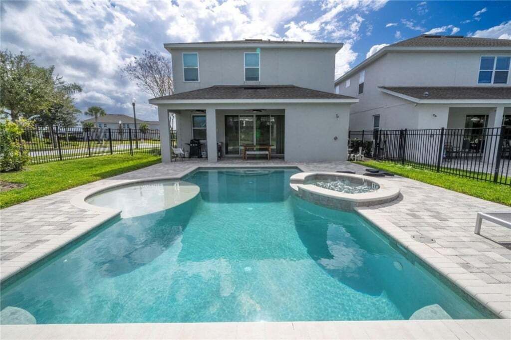 Lämmitetty uima-allas