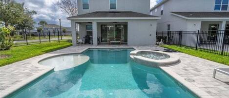 Lämmitetty uima-allas