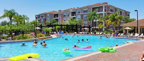 Een verwarmd zwembad