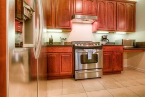 ثلاجة، ميكروويف، فرن، موقد طهي مسطح