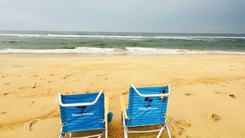 Playa en los alrededores y camastros