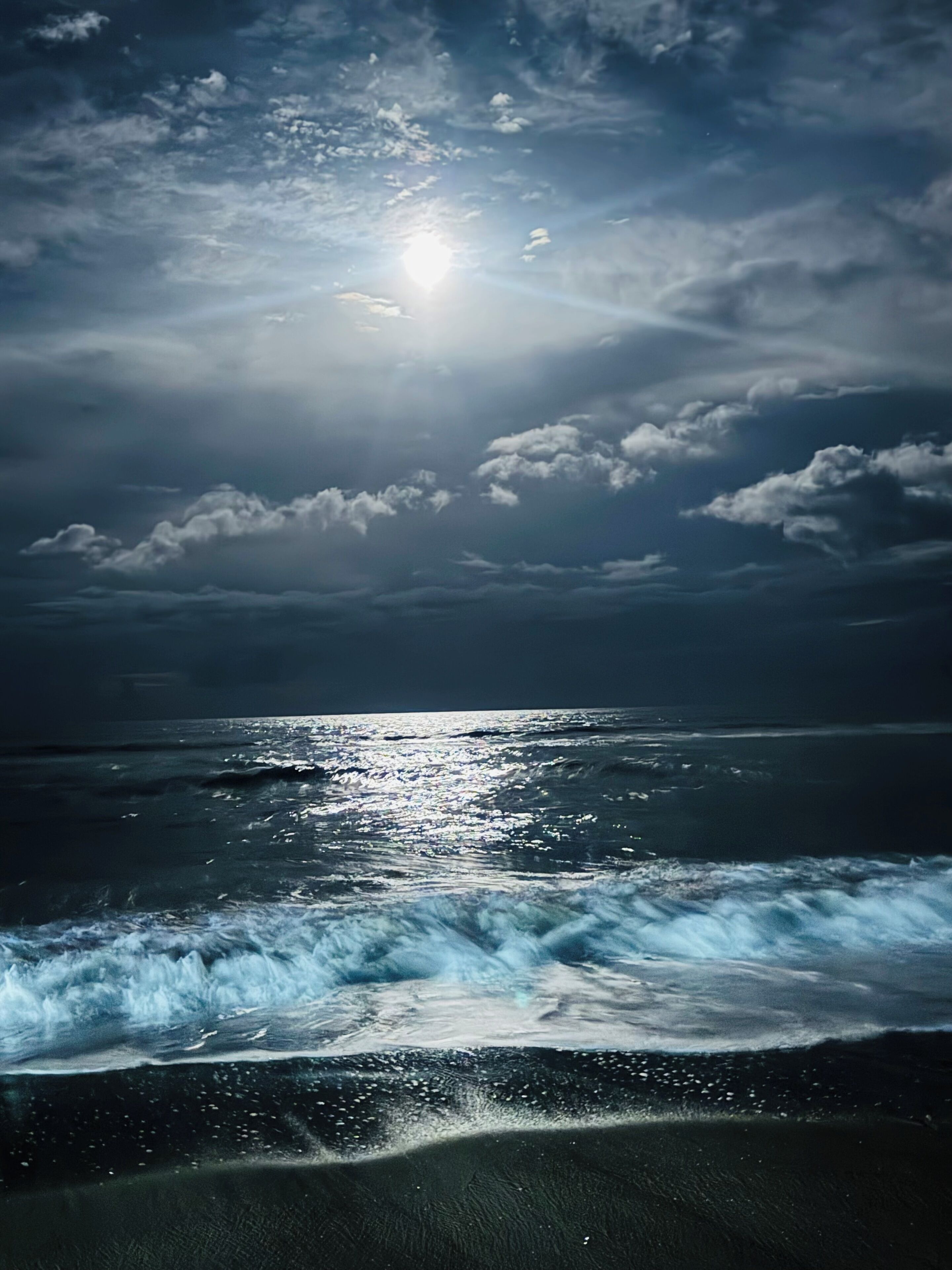 Nær stranden og solsenger