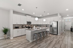 冷蔵庫、電子レンジ、オーブン、コンロ