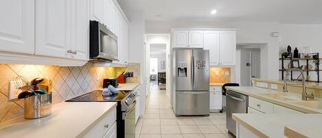 Frigorífic, microones, forn i placa de cuina