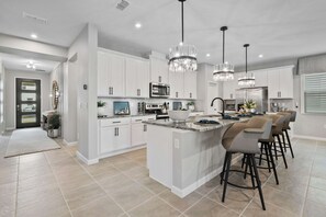 冷蔵庫、電子レンジ、オーブン、コンロ